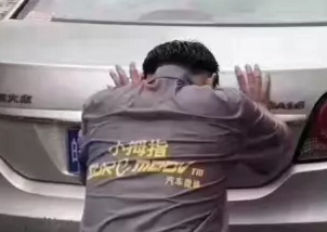 風(fēng)雨同行路，小拇指人最帥背影指南