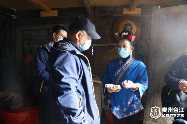 冷秋送溫暖，關(guān)愛貧困村-——小拇指“金勾俱樂部貴州臺江公益游學(xué)之旅”結(jié)束行程_16.gif