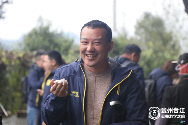 冷秋送溫暖，關(guān)愛貧困村-——小拇指“金勾俱樂部貴州臺江公益游學(xué)之旅”結(jié)束行程_32.gif